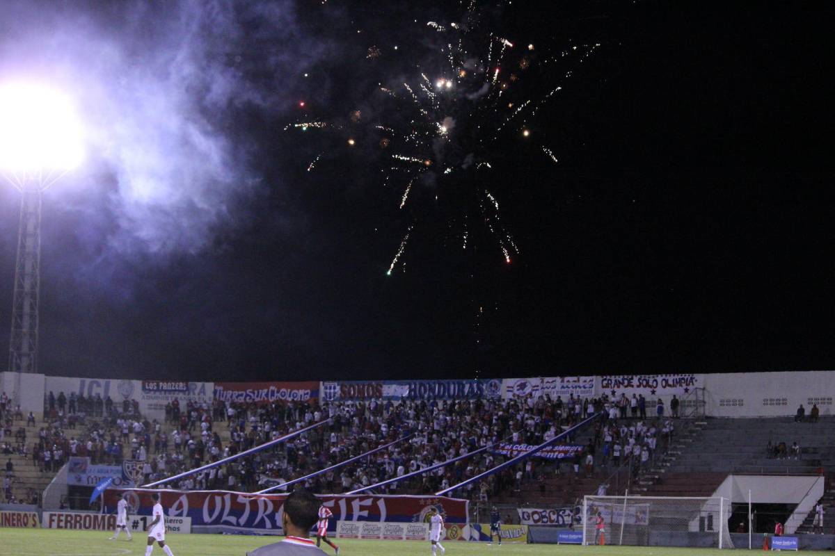 ¿A quién ‘espiaba’ Héctor Vargas? Derroche de bellezas, pasillo a Motagua, el abrazo de Obando con su hijo y tremendo ambiente en Olancho