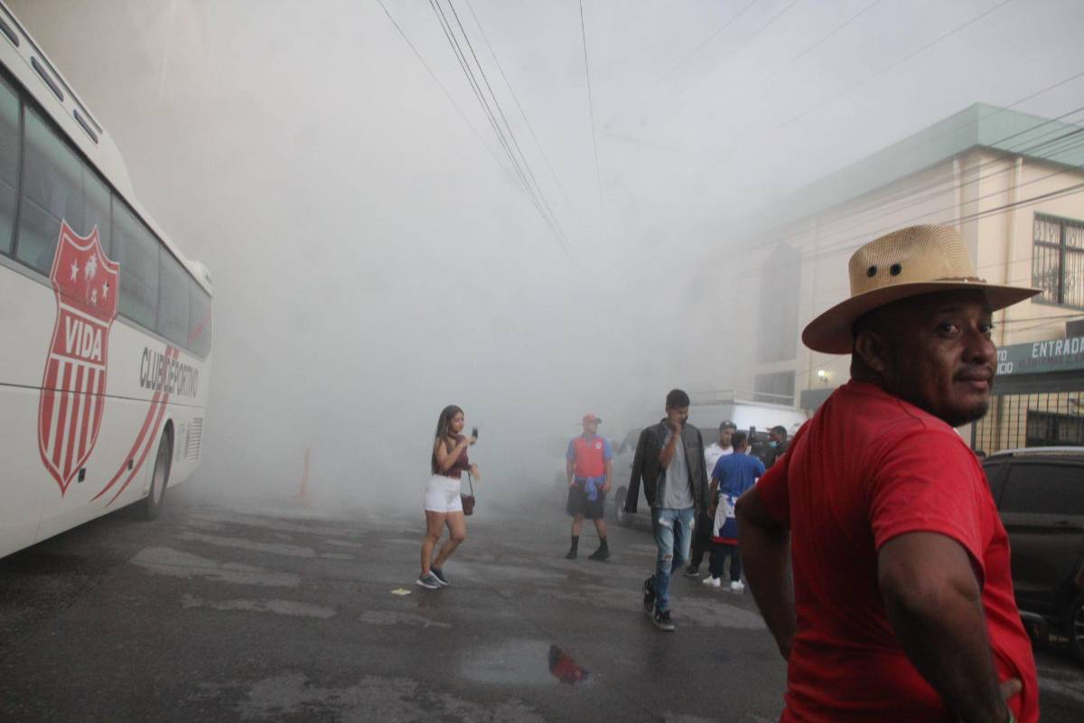 ¿A quién ‘espiaba’ Héctor Vargas? Derroche de bellezas, pasillo a Motagua, el abrazo de Obando con su hijo y tremendo ambiente en Olancho