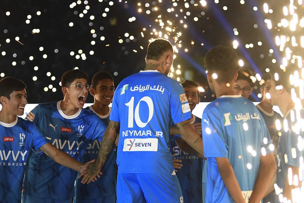 “Llamaron loco a Cristiano”: Neymar fue presentado con el Al-Hilal: Rayos lásers y fuegos artificiales iluminaron el cielo de Riad