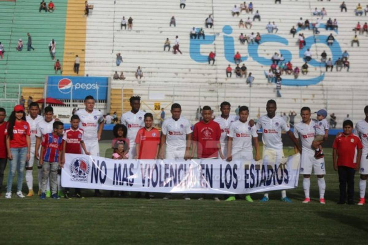 NO VISTE EN TV: El festejo de Platense y Diego Vazquez terminó bañado