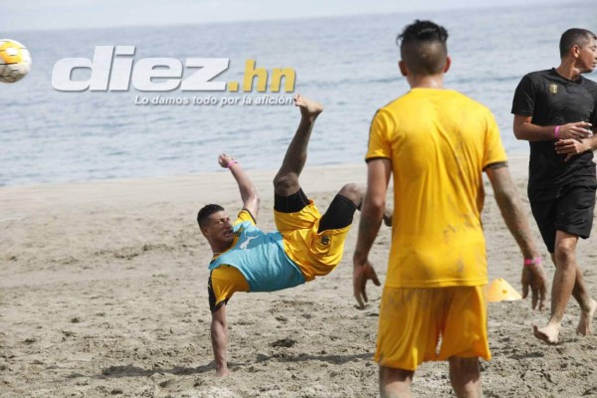 FOTOGALERÍA: Real España se divierte en la playa en plena pretemporada