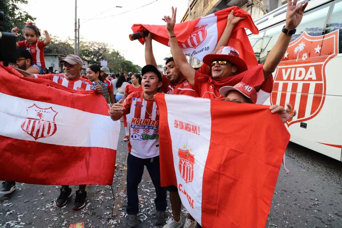 ¡Tremenda fiesta en La Ceiba! Aficionados del Vida se toman la calle festejando el triunfo que los acerca a la salvación
