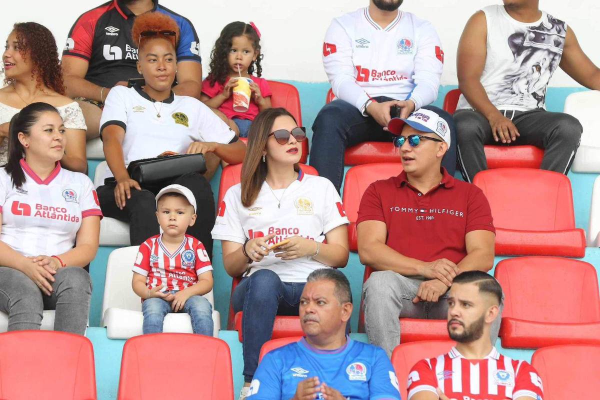 La reina que enamoró en La Ceiba y el Yankel estuvo lleno de hermosuras: las bellas mujeres que visitaron los estadios de Honduras