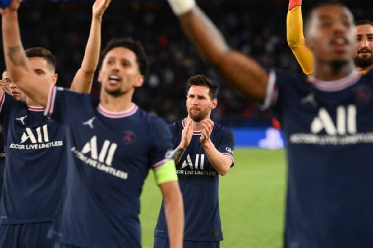 Tumbado en la barrera: las insólitas imágenes de Messi en el triunfazo del PSG sobre el Manchester City