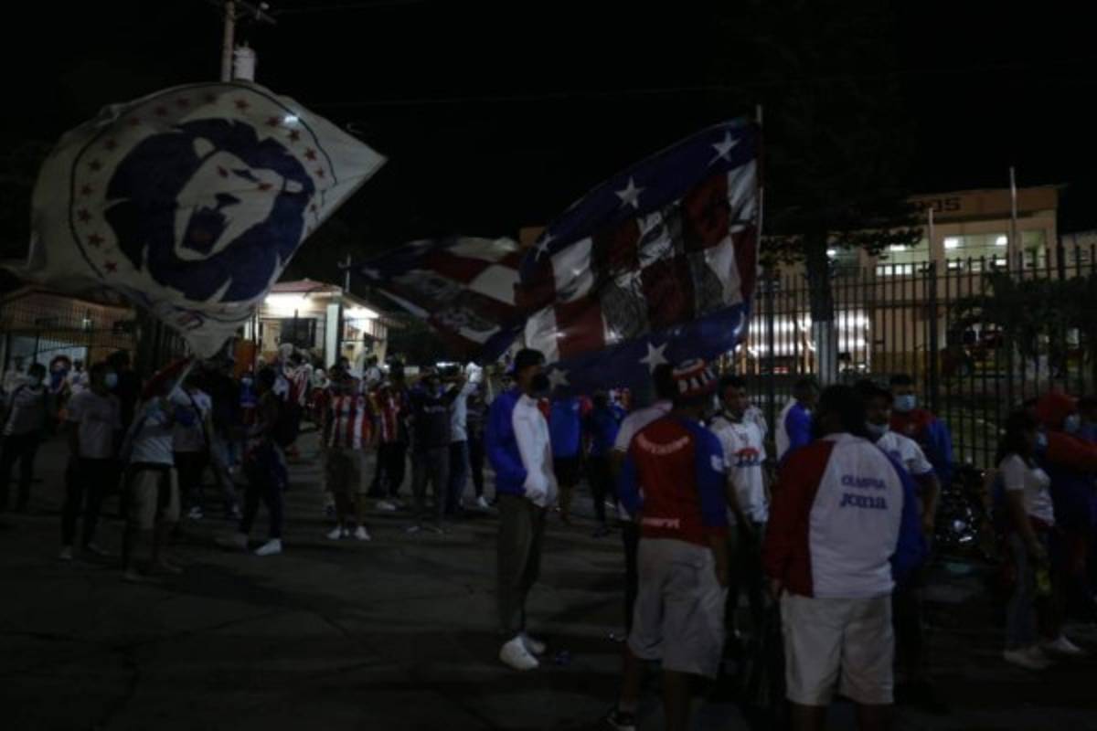 FOTOS: La UltraFiel y su banderazo a Olimpia fuera del estadio Nacional