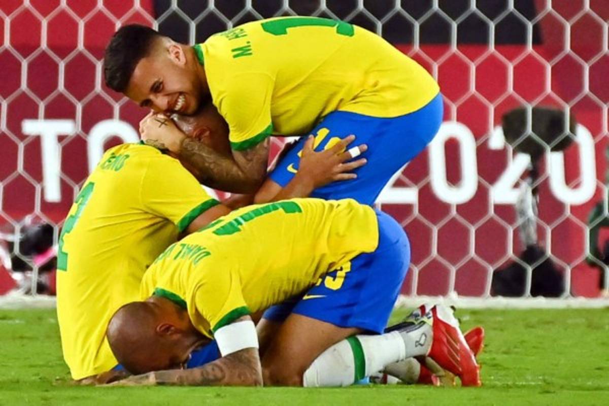 No se vio en TV: La emotiva imagen de Dani Alves, el llanto de los españoles y el festejo de Brasil