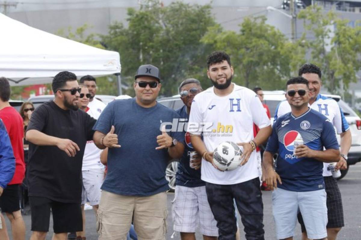 ¡Belleza y colorido! Ambientazo catracho en las afueras del Red Bull Arena para el Olimpia vs. Motagua