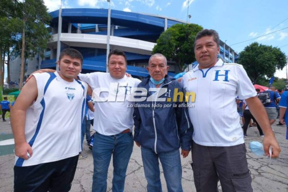 Las bellas chicas vaqueras, el prócer y el busito de la aventura en la previa del El Salvador vs Honduras