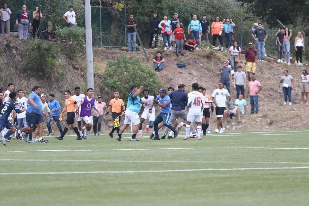 Enfrentamiento a puño limpio: Familiares y jugadores terminan la final de reservas entre Olimpia y Motagua entre golpes