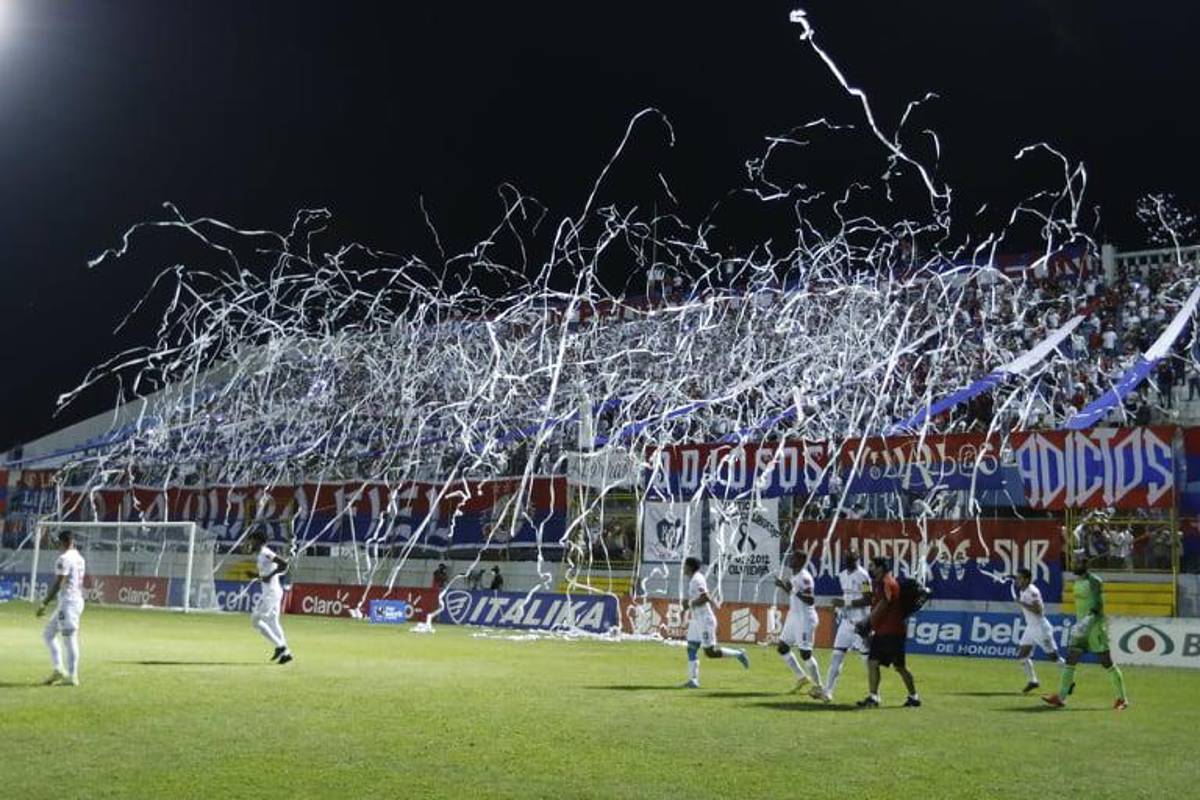 Las fotos más curiosas que dejó la jornada 5: chicas bellas, Héctor Vargas en el Morazán ¡y sub-20 de Victoria debuta sin jugar!