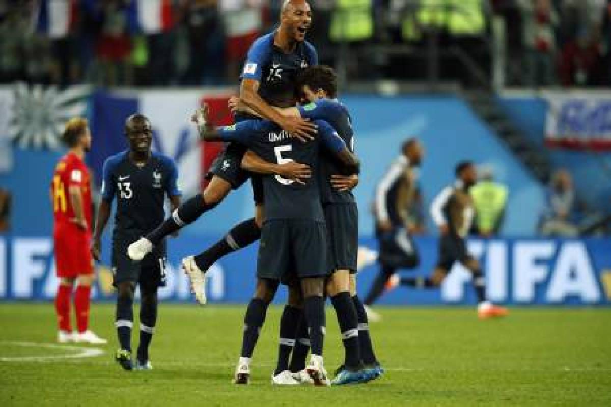 France's players celebrate their victory at the end of the Russia 2018 World Cup semi-final football match between France and Belgium at the Saint Petersburg Stadium in Saint Petersburg on July 10, 2018. / AFP PHOTO / Odd ANDERSEN / RESTRICTED TO EDITORIAL USE - NO MOBILE PUSH ALERTS/DOWNLOADS