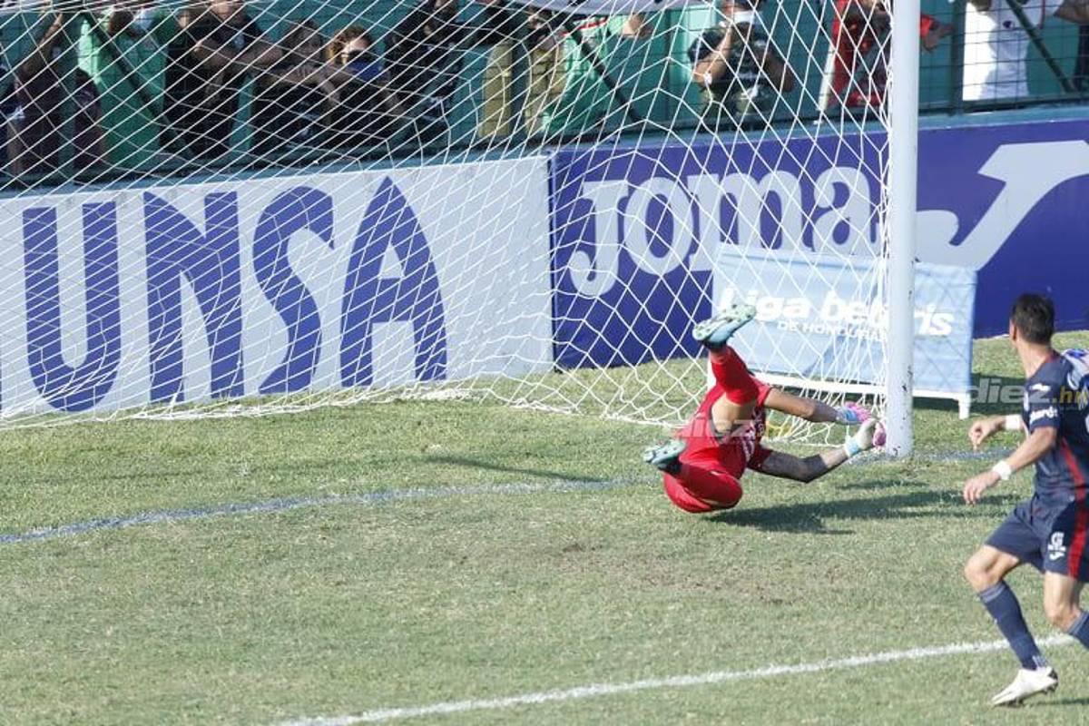 El Yankel Rosenthal se calentó por la goleada: Keosseián se enfrenta con aficionados que también arremeten contra el portero Denovan Torres