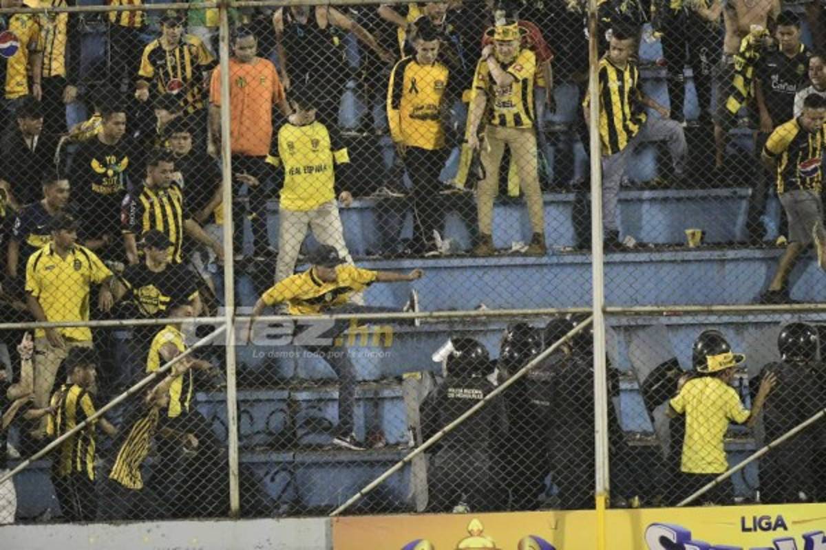 FOTOS: Reclamos, altercados y bombas lacrimógenas en el estadio Morazán