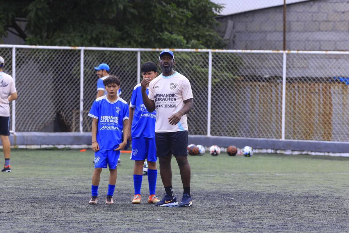 David Suazo, Wilson Palacios, Maynor Figueroa y otros exjugadores llevan vida y fútbol en las Clínicas Hermanos Catrachos