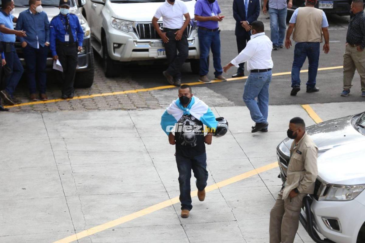 Las fotos del zafarrancho: Patadas y manotazos en el Congreso Nacional; exfutbolista Osman Chávez impuso respeto