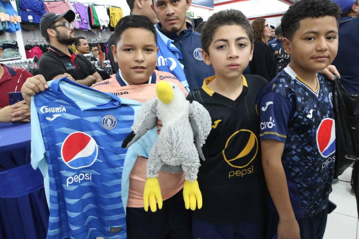 Jugadores de Motagua compartieron con sus aficionados: autógrafos, fotos y llevaron la copa 19
