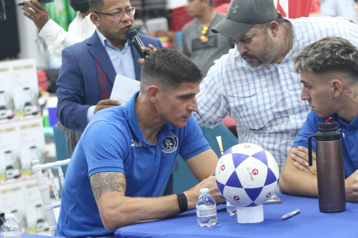 Jugadores de Motagua compartieron con sus aficionados: autógrafos, fotos y llevaron la copa 19
