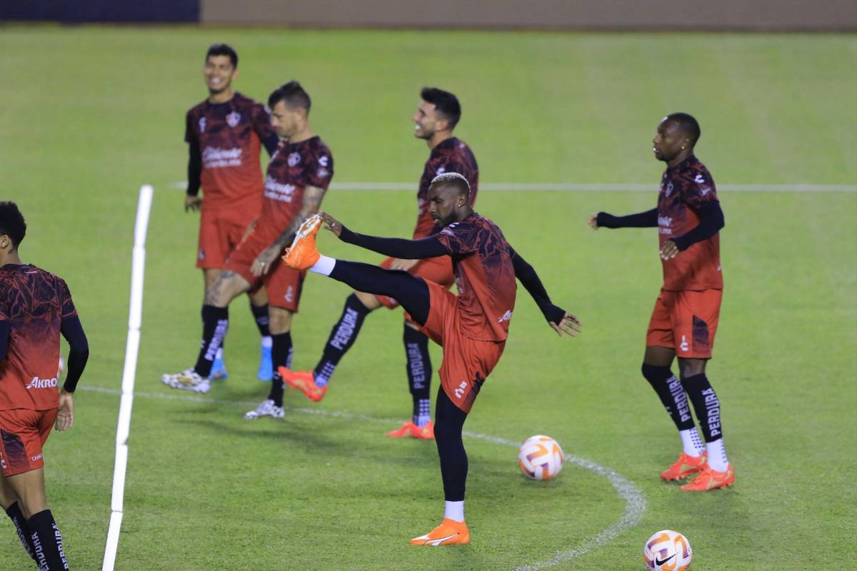 Prensa mexicana y bellas periodistas se apoderan del Olímpico: Atlas, muy sonriente pensando en Olimpia