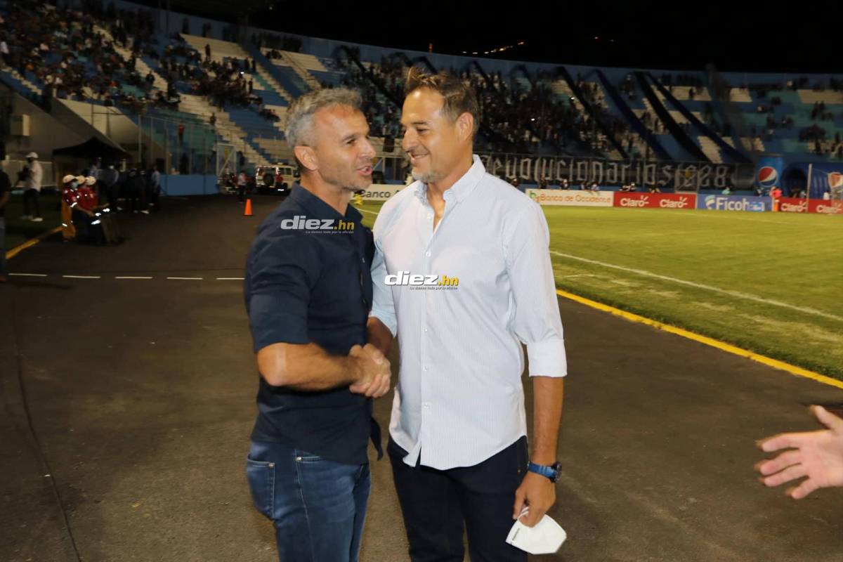 Violencia en las graderías, el extraño look de jugador de Motagua y el cordial saludo entre la Tota y Lavallén