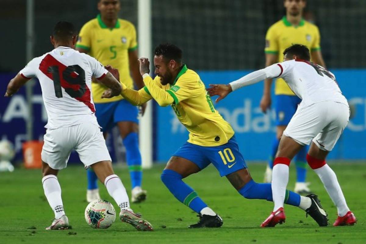 Brazil's Neymar (C) and Peru's Yoshimar Yotun (L) vie for the ball during their 2022 FIFA World Cup South American qualifier football match at the National Stadium in Lima, on October 13, 2020, amid the COVID-19 novel coronavirus pandemic. (Photo by Daniel APUY / POOL / AFP)