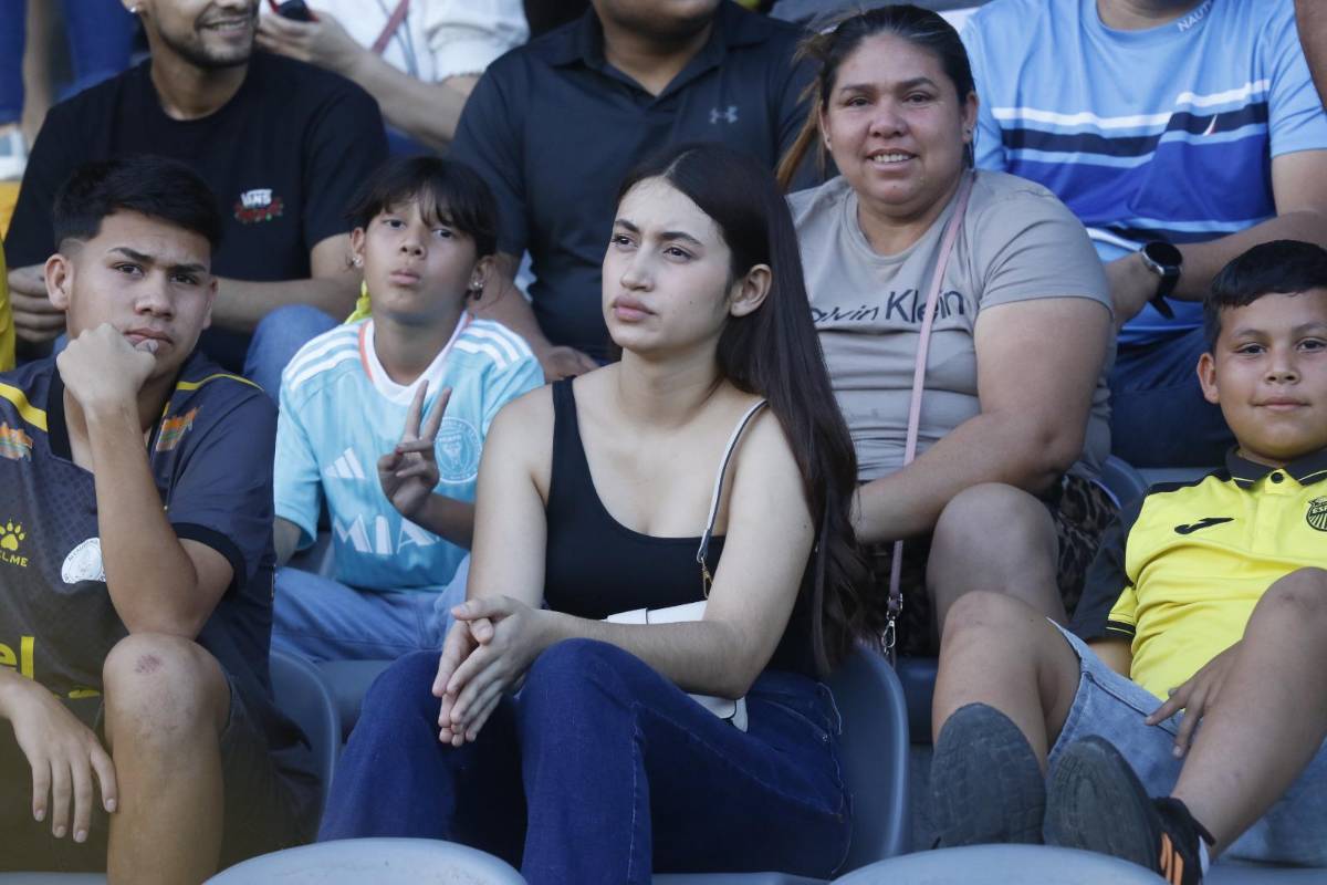 Muchas bellezas y gran ambiente en el estadio Morazán para el clásico entre Real España-Olimpia