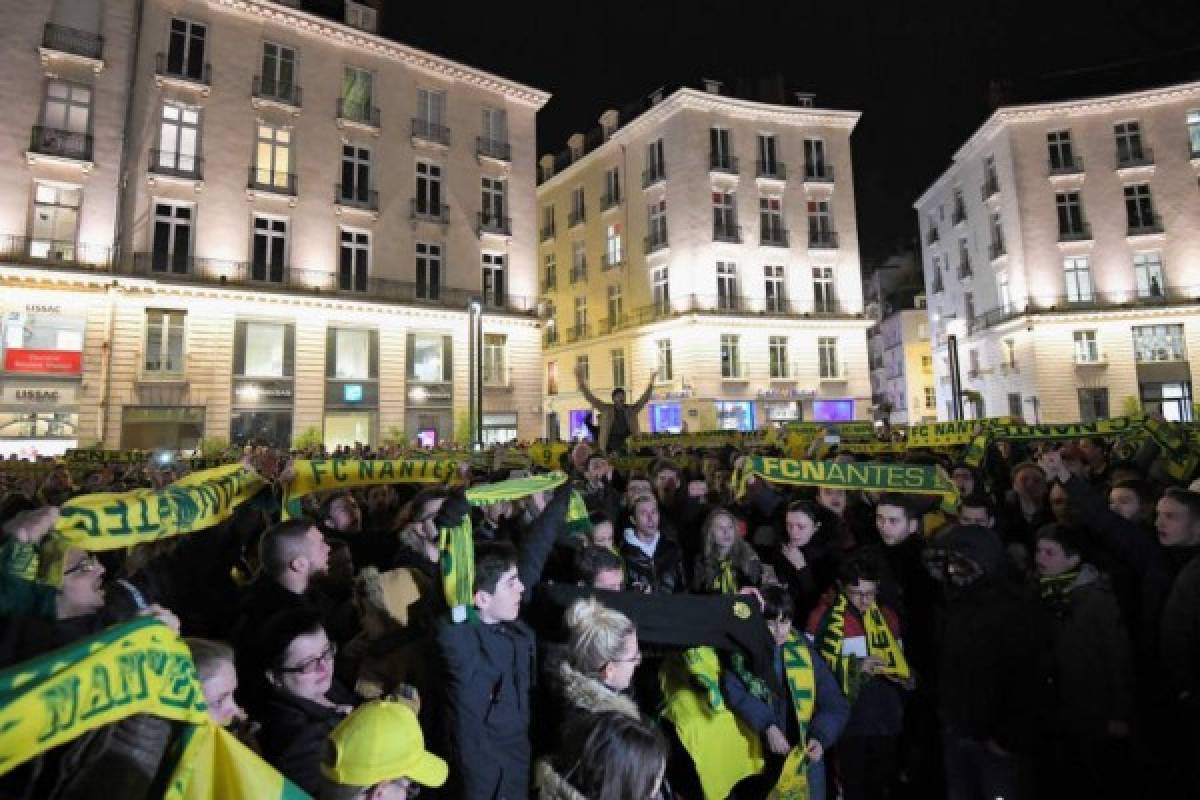 Llanto y oraciones: Conmovedor homenaje a Emiliano Sala por parte de los hinchas del Nantes