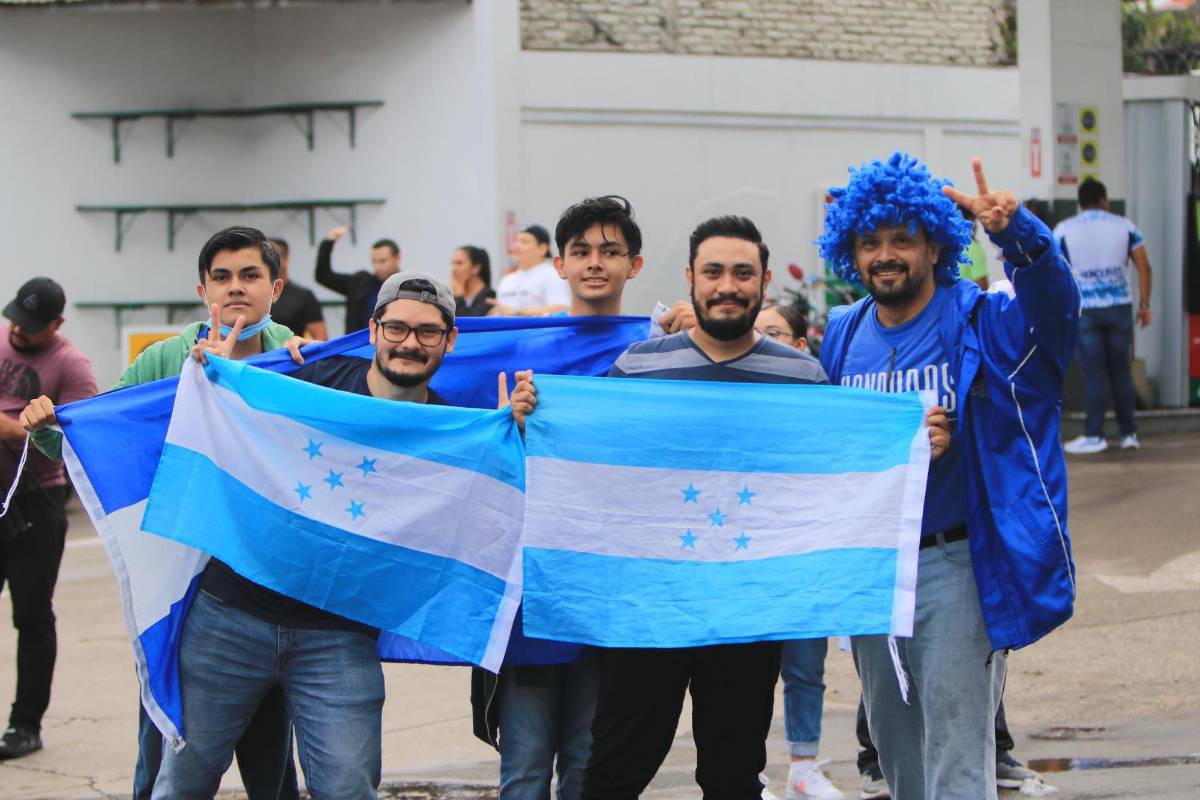 Derroche de belleza, ambientazo y el gesto de los jugadores de Honduras previo a medirse a Cuba en el Estadio Nacional