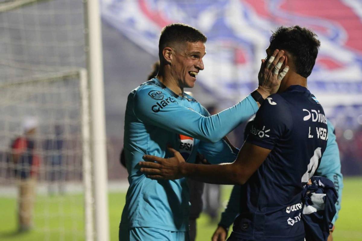 ¡Festejo del campeón! Besos al goleador, Diego Vázquez celebró en el camerino y locura de la plantilla de Motagua con el título