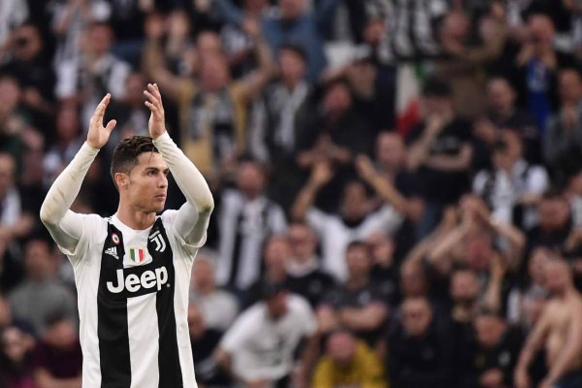La manta, el nuevo gesto y la alegría de Cristiano tras coronarse con la Juventus en Italia   