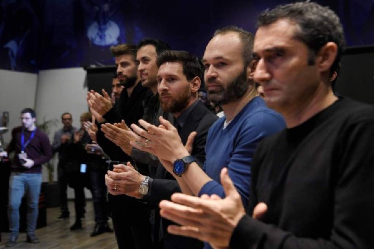 (From R) Barcelona's Spanish coach Ernesto Valverde, Barcelona's Spanish midfielder Andres Iniesta, Barcelona's Argentinian forward Lionel Messi, Barcelona's Spanish midfielder Sergio Busquets and Barcelona's Spanish defender Gerard Pique applaud at the end of a farewell ceremony organised by the football club for Barcelona's Argentinian defender Javier Mascherano in Barcelona ahead of his transfer to China on January 24, 2018.Mascherano was unveiled as the latest big name to move to China, signing for Hebei China Fortune from Barcelona. / AFP PHOTO / LLUIS GENE