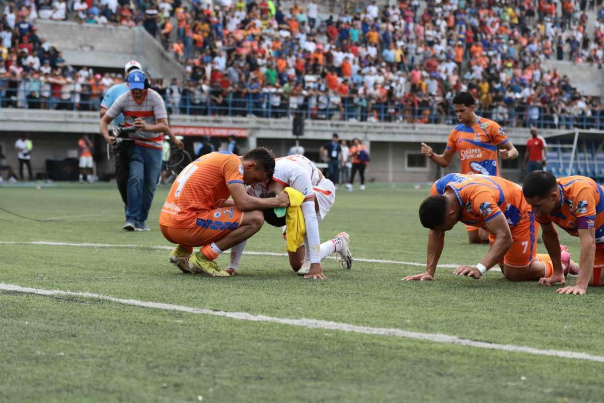 Vida desciende: ‘Chilo’ se derrumba, el llanto inquebrantable de Canales y el jugador que se escondió atrás de la meta para llorar
