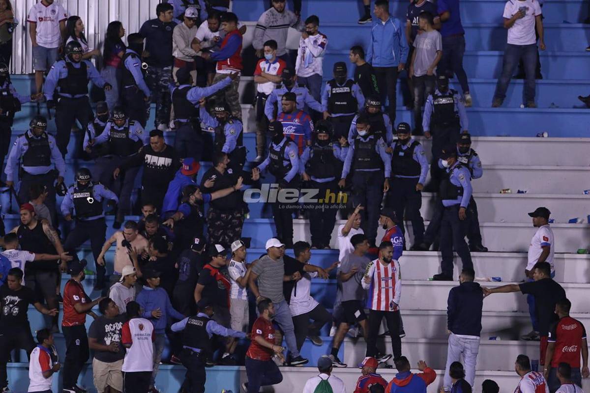 Violencia en las graderías, el extraño look de jugador de Motagua y el cordial saludo entre la Tota y Lavallén