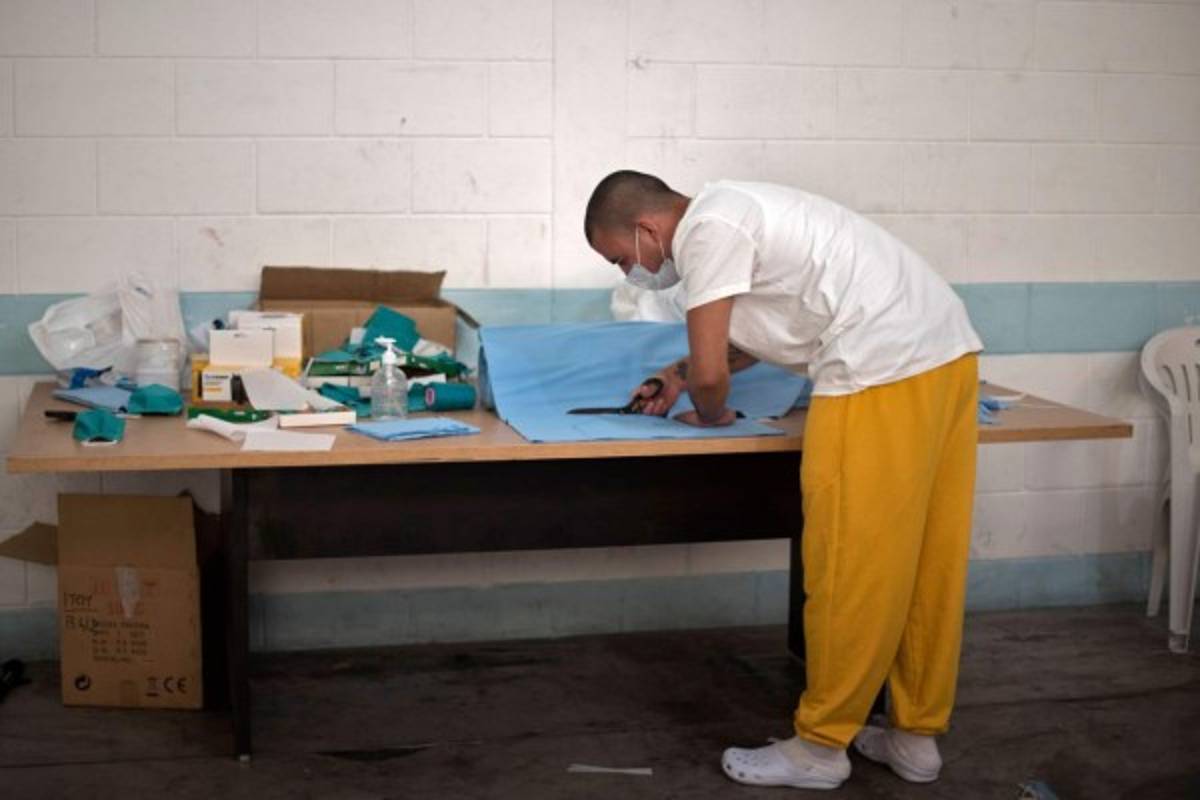 Ex mareros hacen mascarillas en Guatemala para prevenir el coronavirus: 'Ahora quisiera enmendar mis errores'