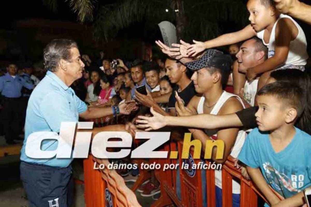 FOTOS EN CHOLOMA: El baile de Pinto, la selfie de Costly y el hombre vestido de mujer