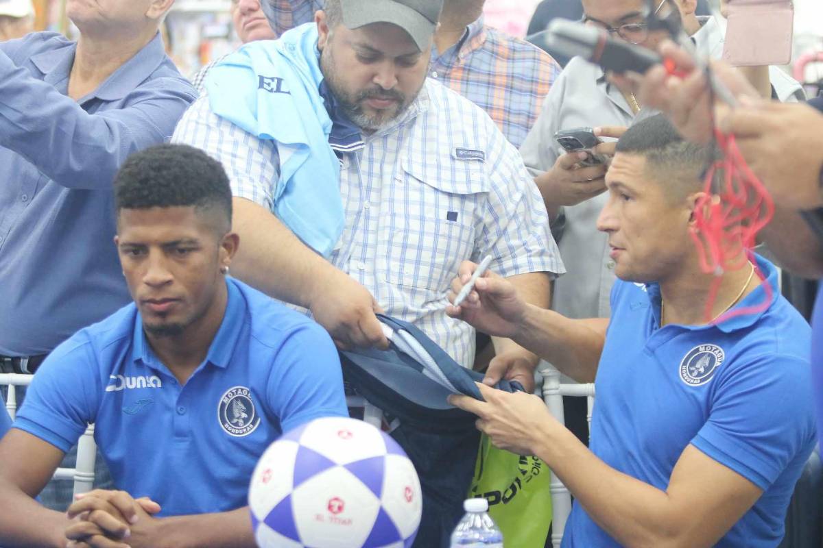 Jugadores de Motagua compartieron con sus aficionados: autógrafos, fotos y llevaron la copa 19