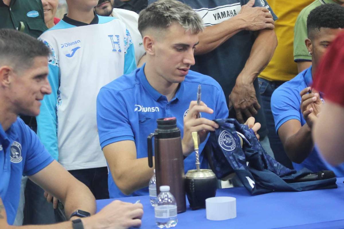 Jugadores de Motagua compartieron con sus aficionados: autógrafos, fotos y llevaron la copa 19