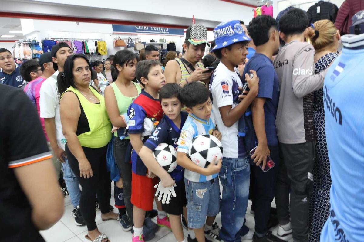 Jugadores de Motagua compartieron con sus aficionados: autógrafos, fotos y llevaron la copa 19