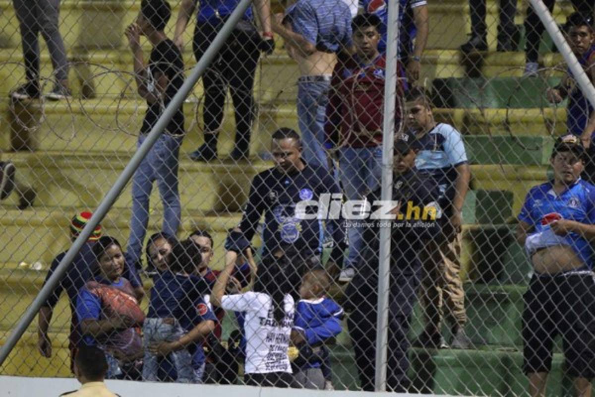 ¡Penoso! Bronca en la cancha de Comayagua y caos en las gradas por gas lacrimógeno