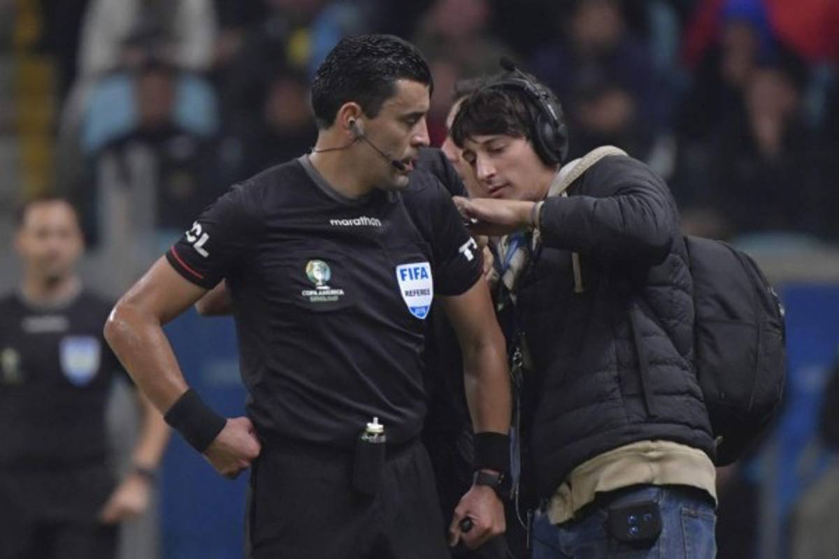 NO SE VIO EN TV: El sufrimiento de Neymar en el estadio, la misteriosa brasileña y el problema del árbitro