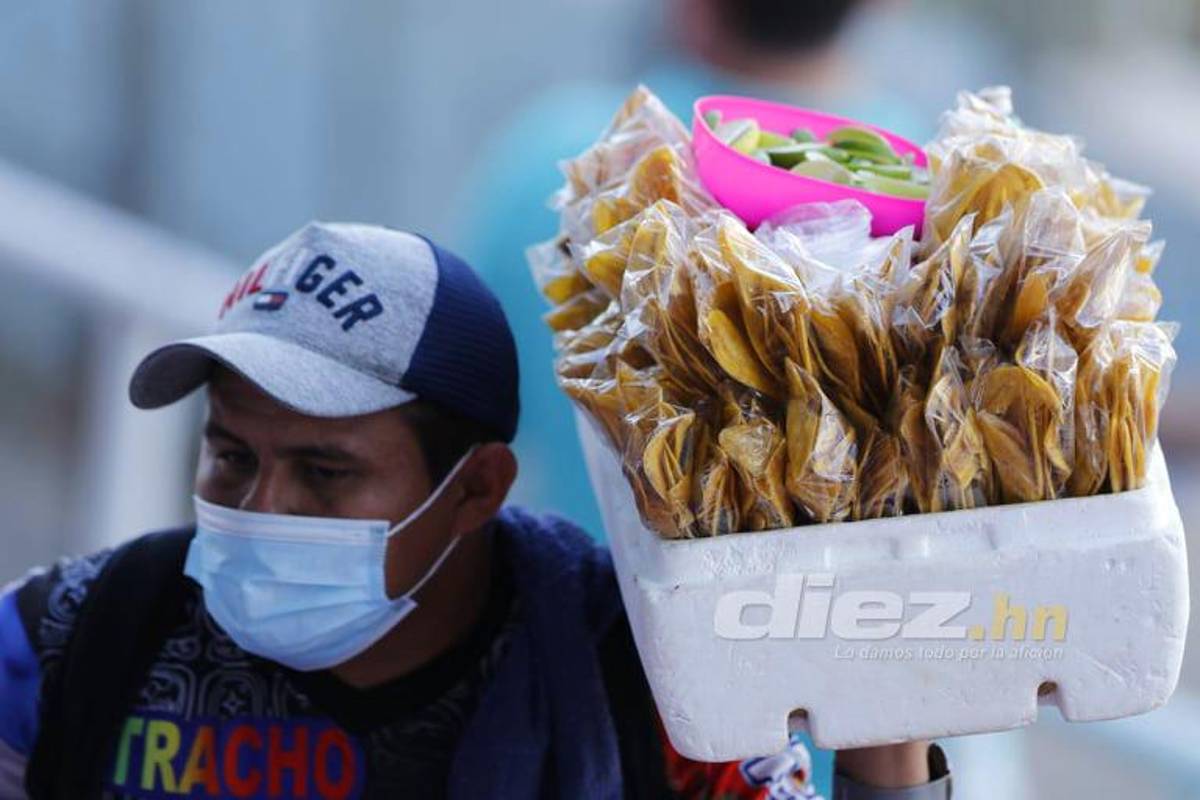 Pelea entre aficionados de Motagua, el saludo entre Vargas y Lavallén y la plática de jugadores de Olimpia y Real España