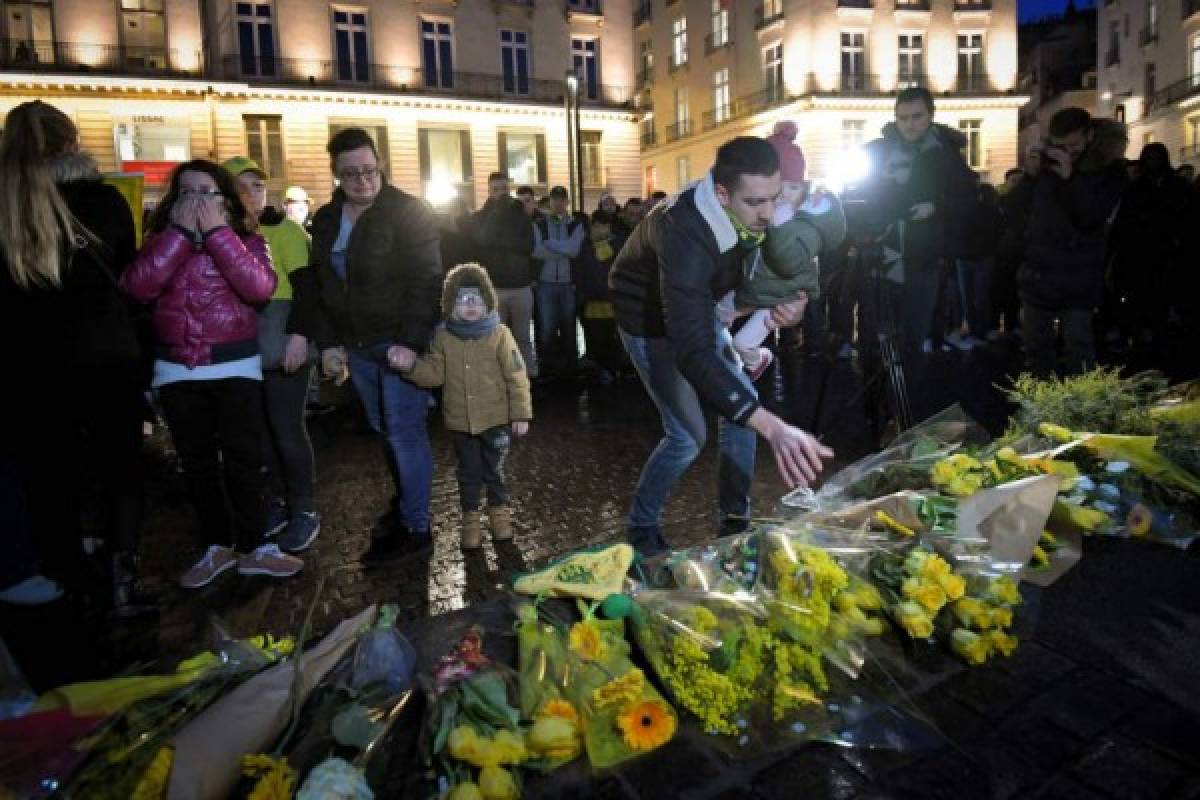 Llanto y oraciones: Conmovedor homenaje a Emiliano Sala por parte de los hinchas del Nantes