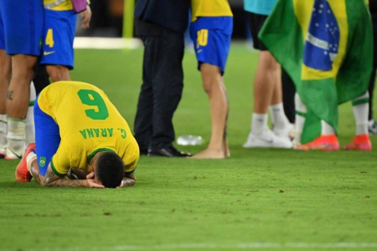 No se vio en TV: La emotiva imagen de Dani Alves, el llanto de los españoles y el festejo de Brasil