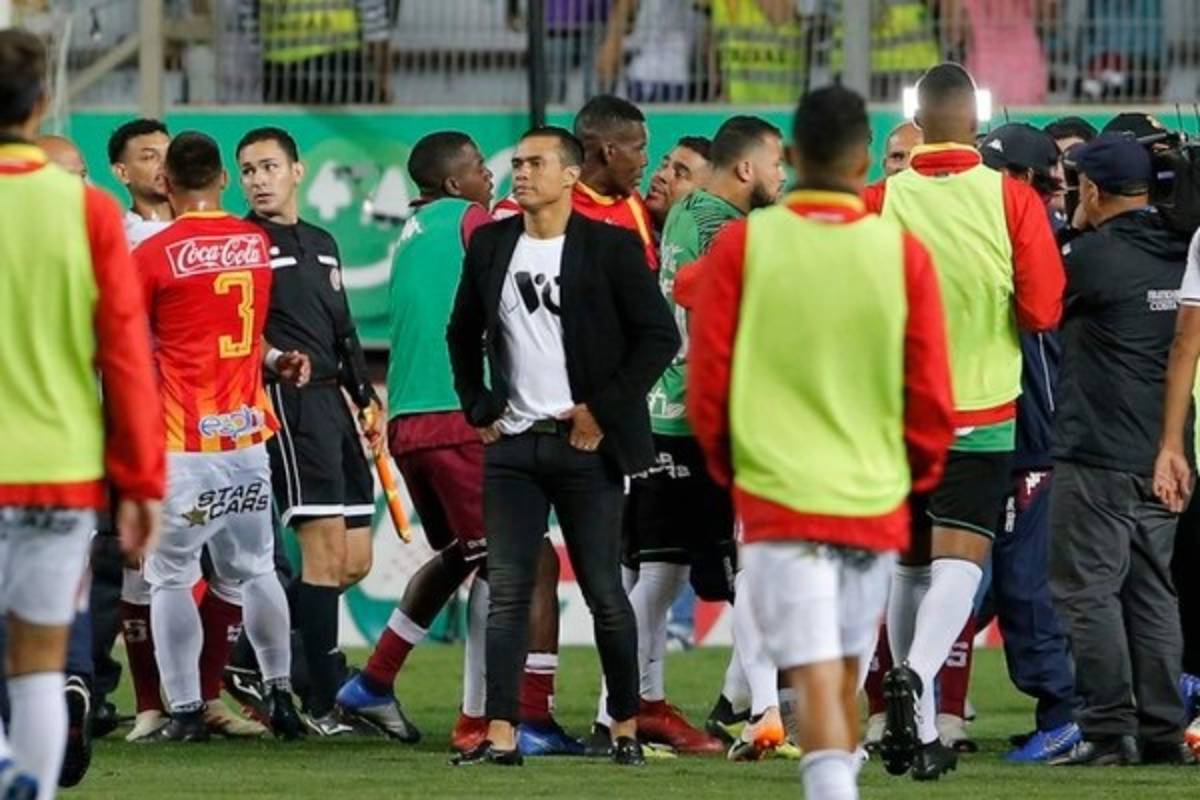¡Bochorno! Saprissa-Herediano terminó entre golpes, empujones e insultos