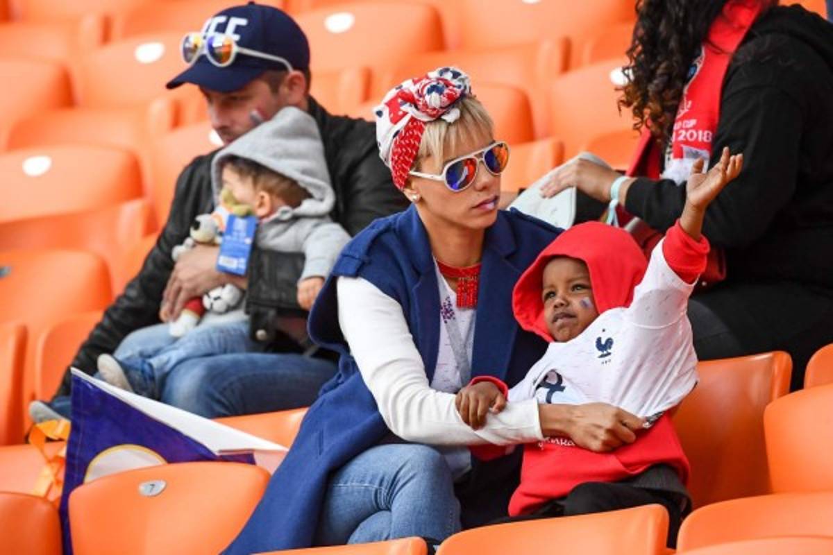 Francia y Perú engalanan Rusia 2018 con sus bellas aficionadas