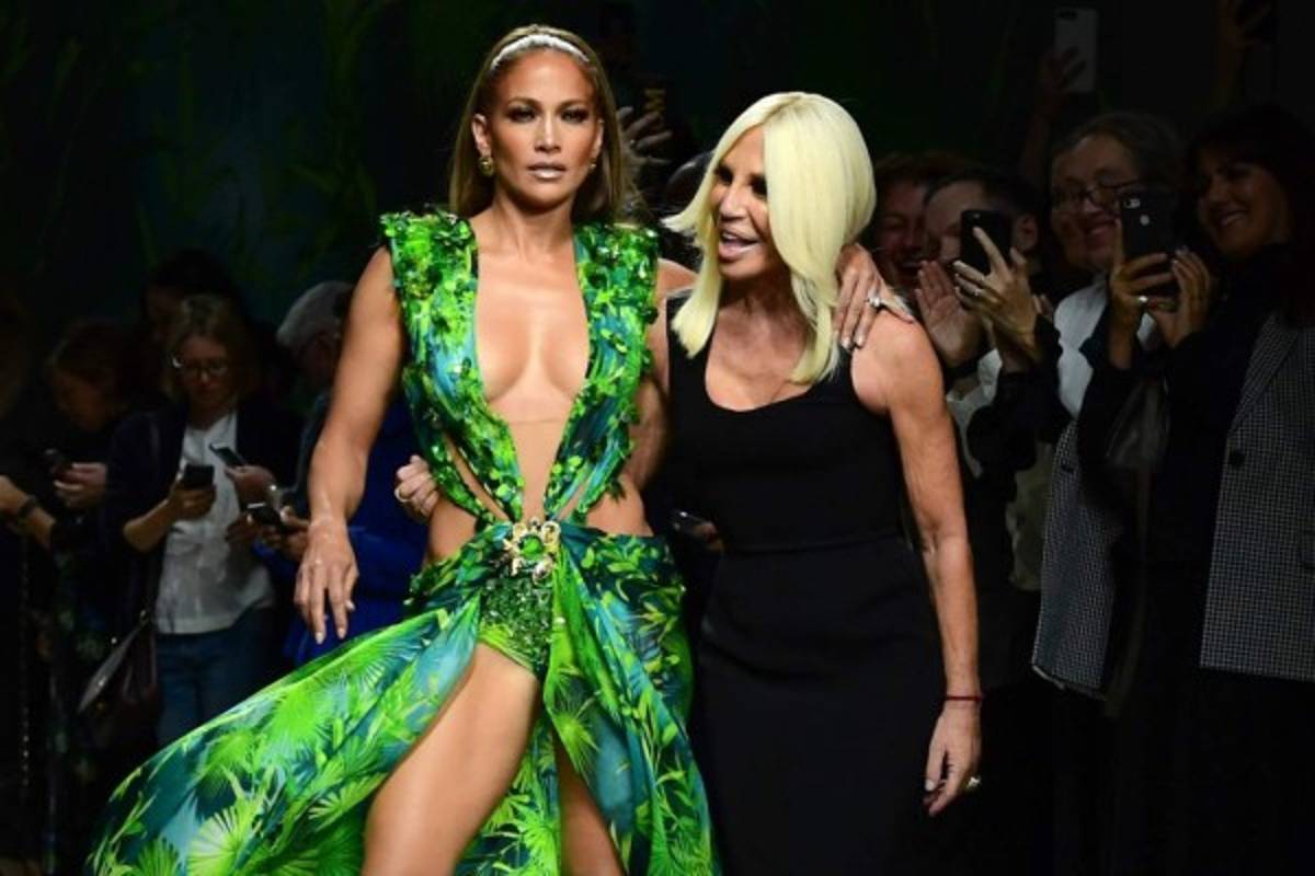 ¡Atrevida! Jennifer Lopez arrasa en la pasarela de Versace a sus 50 años