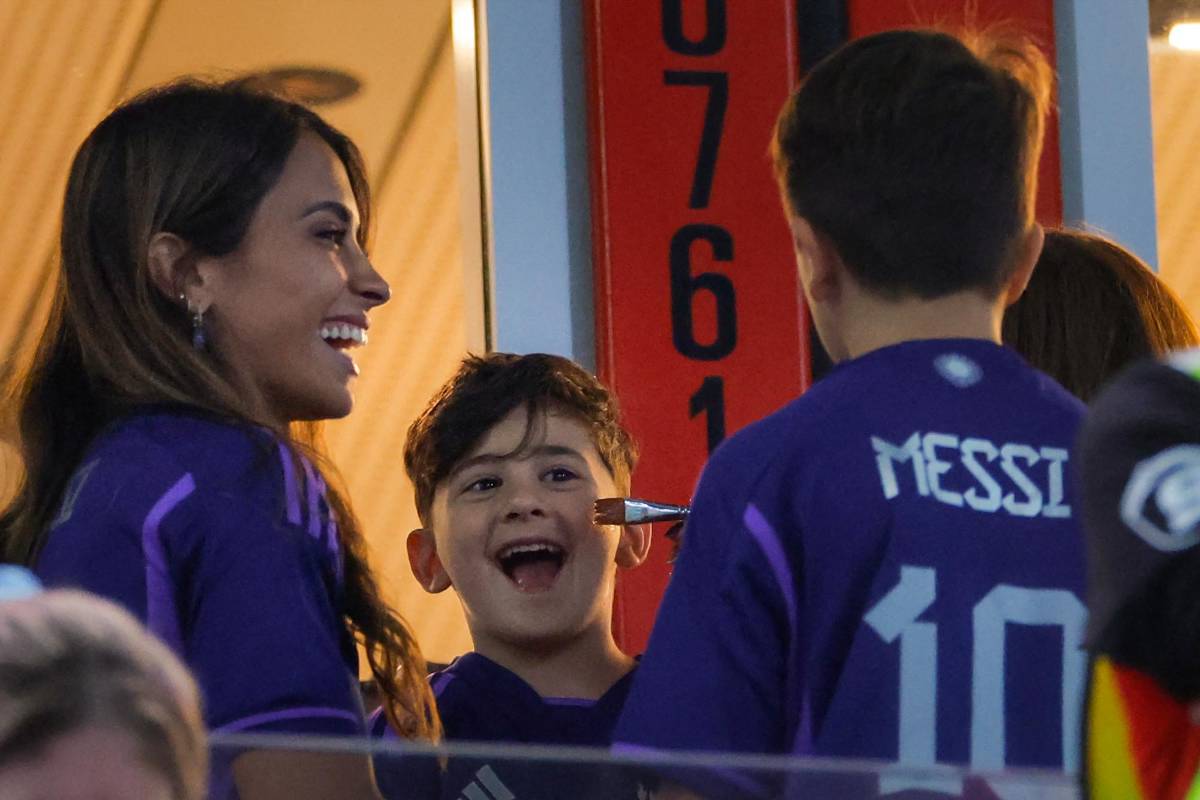 No se vio por TV: Hijos de Messi y sus relajos en el palco, el enojo de Antonela y el amigo de Maradona