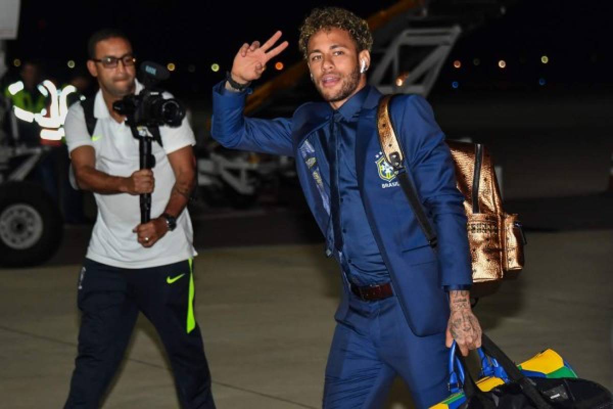 Brazil's forward Neymar gestures upon the team's landing at Sochi airport, in Russia on June 11, 2018, ahead of the FIFA World Cup. / AFP PHOTO / Nelson ALMEIDA