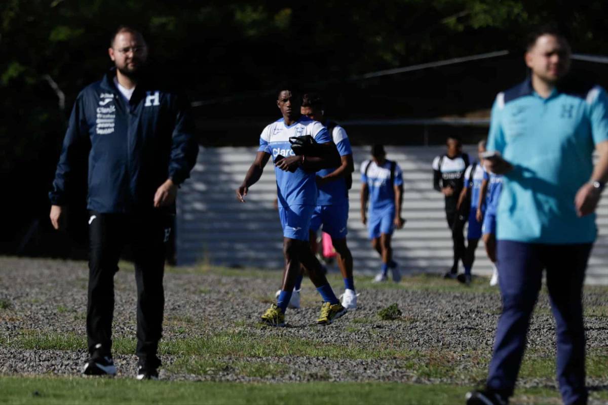 Honduras ya se entrenó con dos legionarios: La visita que sorprendió en la 'H' y, ¿se le fue la mano a Menjívar?