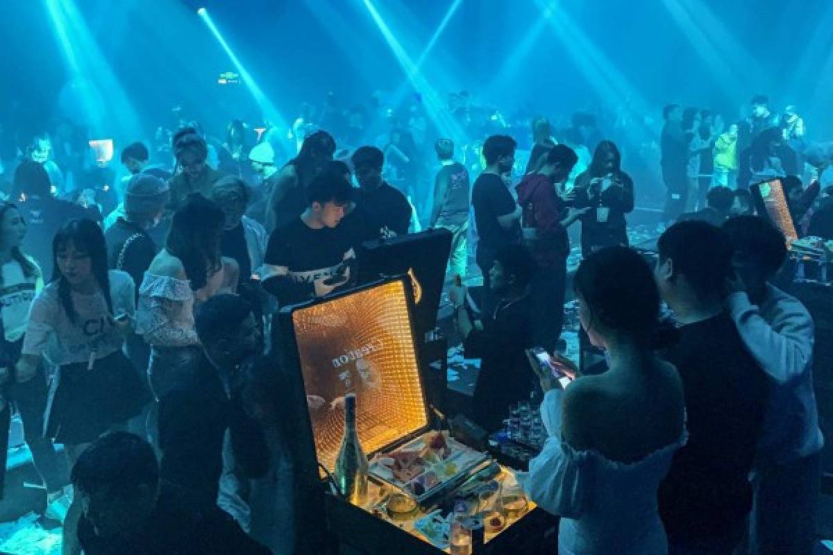 COVID-19: El tremendo fiestón en las discotecas de Wuhan mientras aumentan las muertes en el mundo