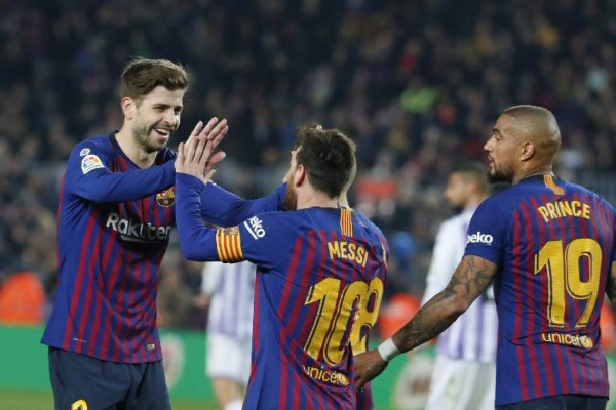 Barcelona's Argentinian forward Lionel Messi (C) celebrates with Barcelona's Spanish defender Gerard Pique (L) and Barcelona's Ghanaian midfielder Kevin-Prince Boateng after scoring a goal during the Spanish League football match between Barcelona and Real Valladolid at the Camp Nou stadium in Barcelona on February 16, 2019. (Photo by Pau Barrena / AFP)